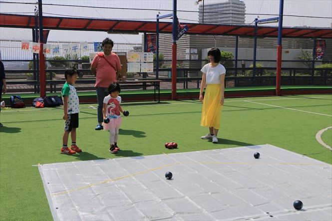 屋外でボッチャ実施の様子