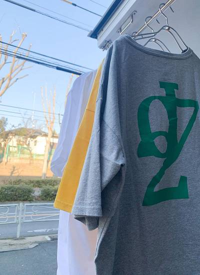 042をモチーフにしたTシャツ