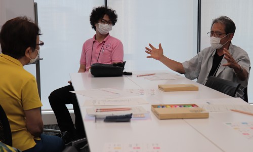 市民活動団体同士で意見交換をする様子