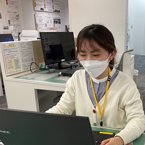 パソコンと向き合っている写真