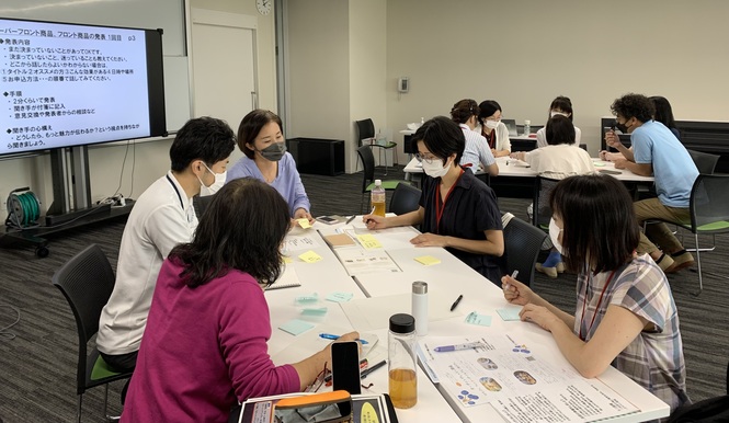 出店準備に向けて意見を出し合い話し合っている様子
