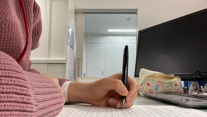勤務終わりに日報を書いている様子