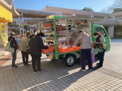 移動販売の販売車に多くの人が集まっている様子