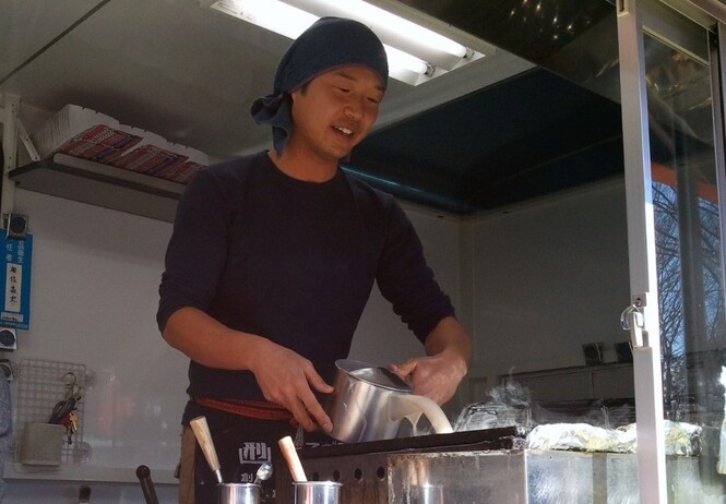 たこ焼きを焼いている奥住さん