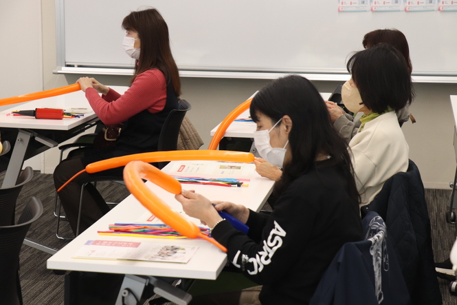講師の渡辺さんから、風船の基本の扱い方をレクチャー中