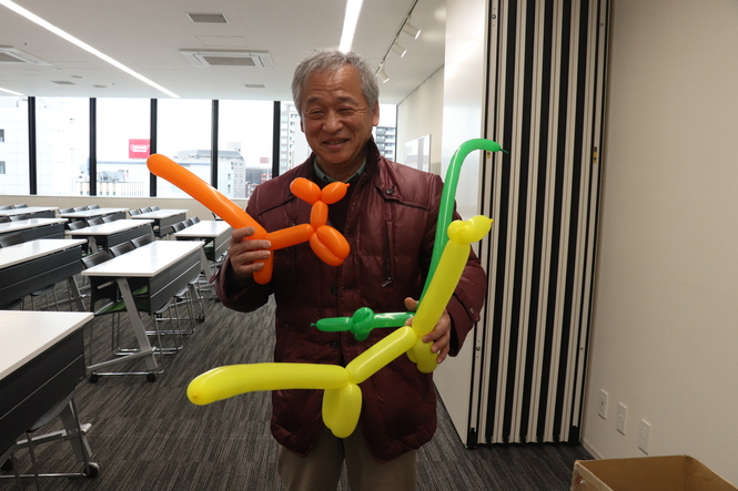 完成したバルーンアートを手に