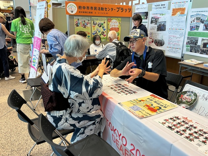 手話体験の様子