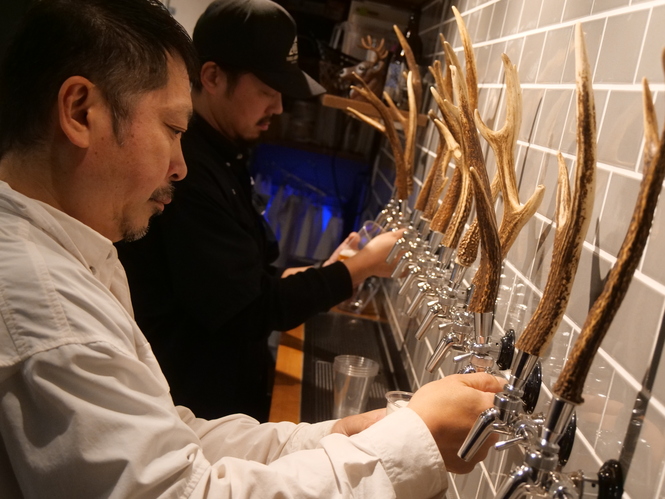 ビールを注ぐ、代表の伊澤さん