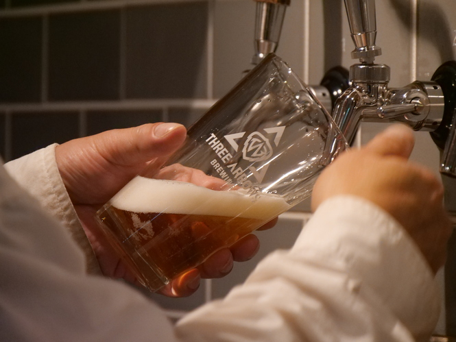 ビールは一杯一杯丁寧に注がれます