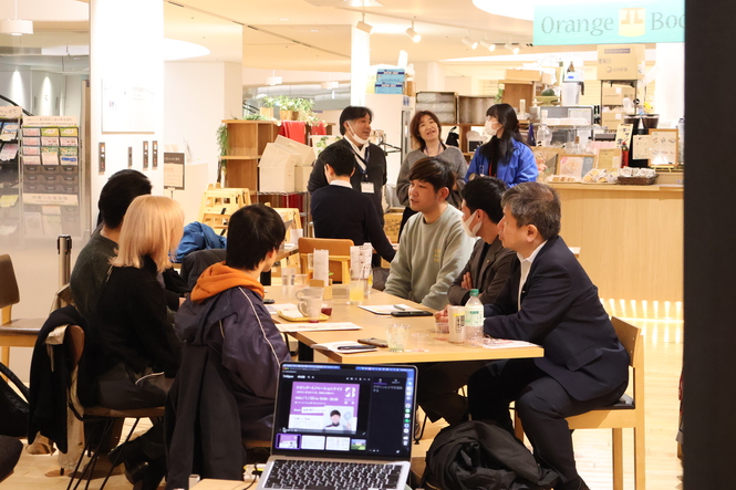 テーブルで話し込んでいるところ