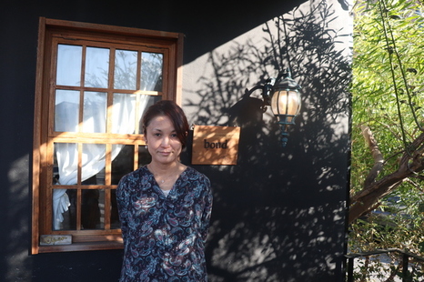 cafe bondは「我が子のような存在」と 中津さん。支えながら自分も支えられ、 ともに歩んできた大切な場所です。
