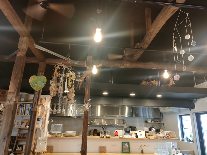 高い天井に古民家の梁が映える店内