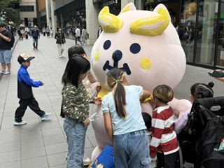 きょうちゃんが子どもたちに囲まれる様子